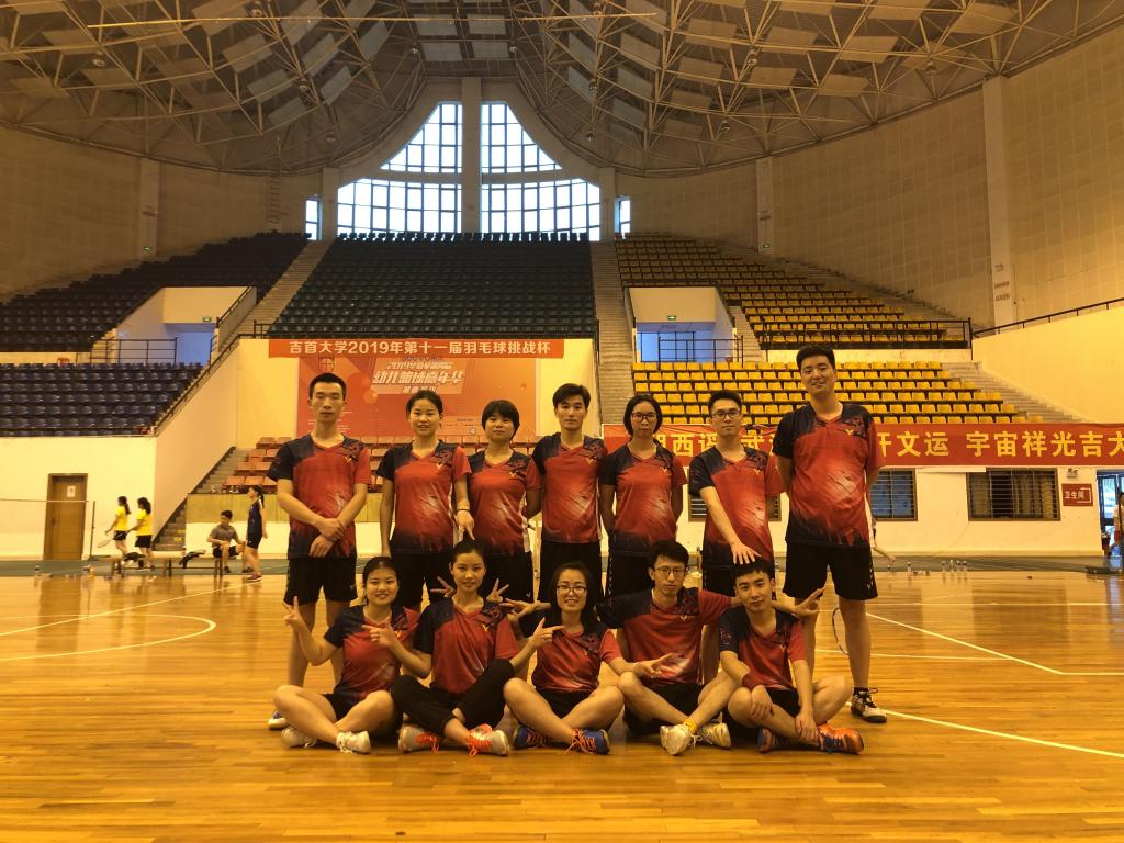 (图为 羽毛球队成员合照)