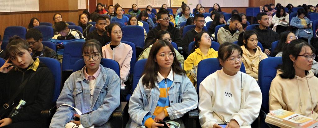 (图为观众认真听讲 李佼摄)