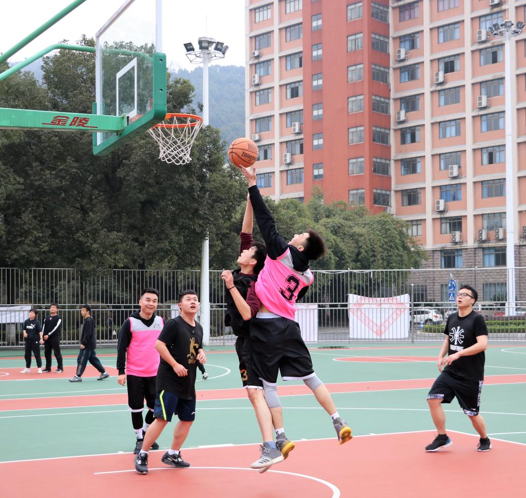 (图为 篮球赛精彩瞬间 曾凯鸿 摄)