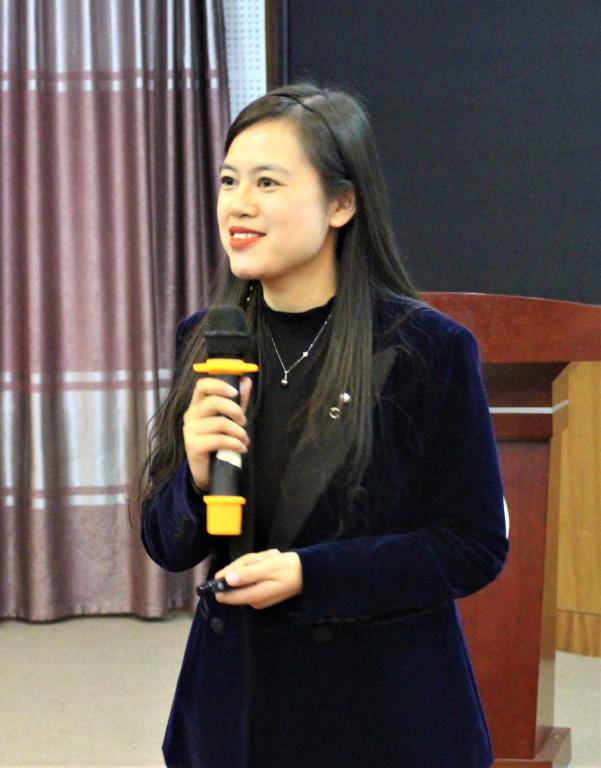 (图为律师作讲 李佼摄)