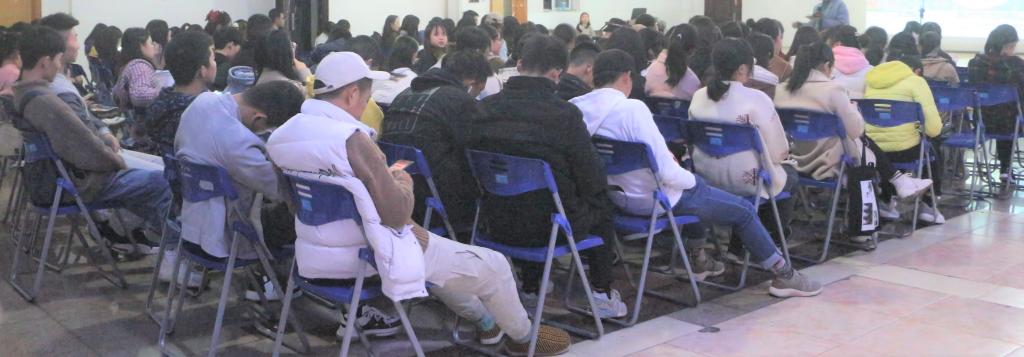 (图为现场观众 徐佳佳摄)